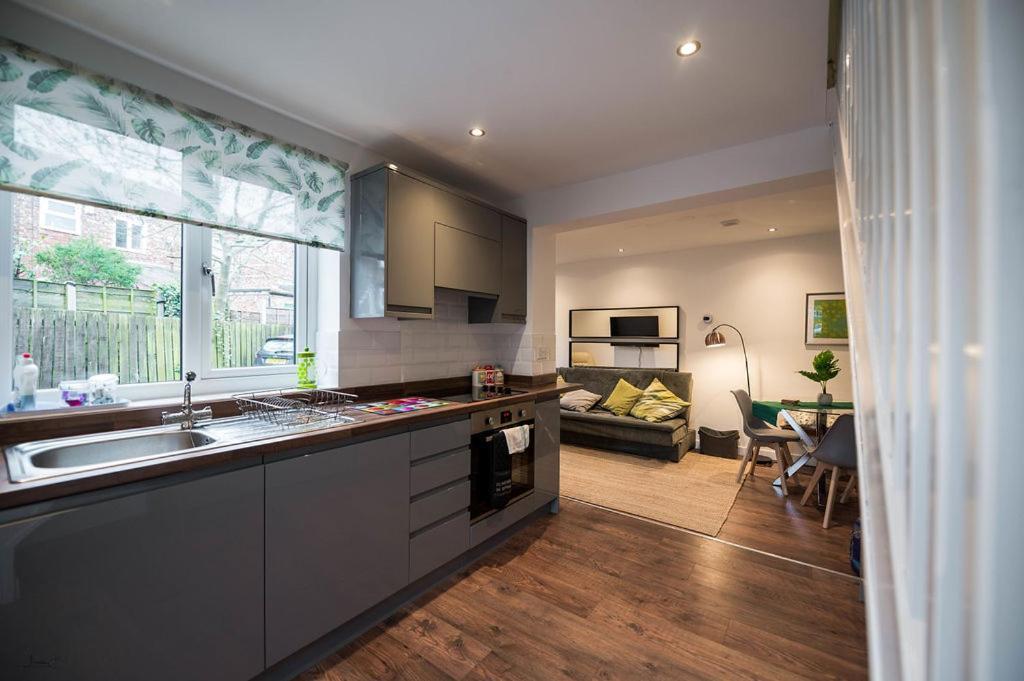Air Host And Stay - Apartment 5 Broadhurst Court Sleeps 6 Minutes From Town Centre Stockport Exterior photo
