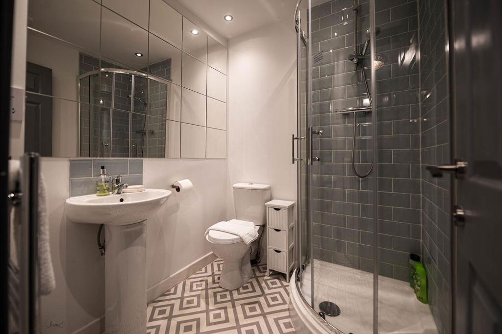 Air Host And Stay - Apartment 5 Broadhurst Court Sleeps 6 Minutes From Town Centre Stockport Exterior photo
