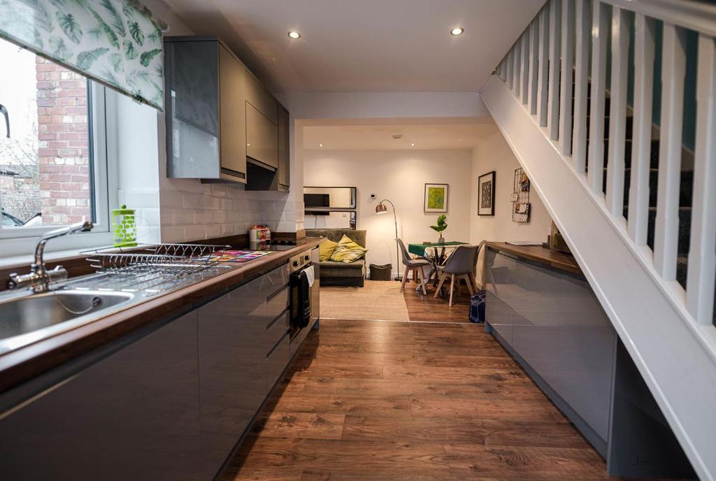 Air Host And Stay - Apartment 5 Broadhurst Court Sleeps 6 Minutes From Town Centre Stockport Exterior photo