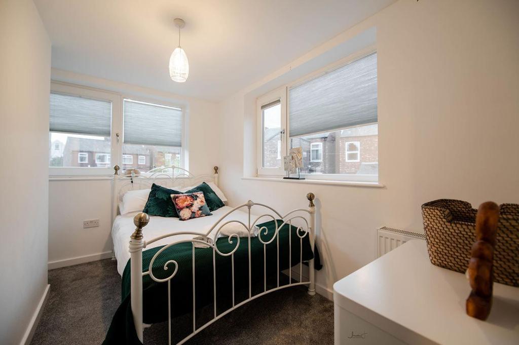 Air Host And Stay - Apartment 5 Broadhurst Court Sleeps 6 Minutes From Town Centre Stockport Exterior photo