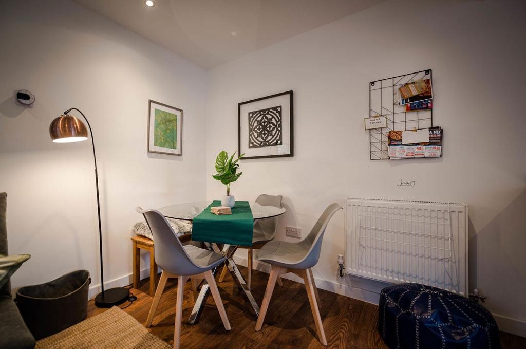 Air Host And Stay - Apartment 5 Broadhurst Court Sleeps 6 Minutes From Town Centre Stockport Exterior photo