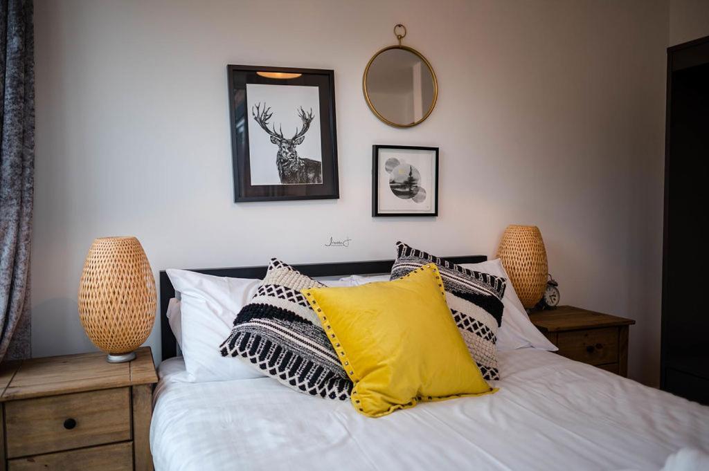 Air Host And Stay - Apartment 5 Broadhurst Court Sleeps 6 Minutes From Town Centre Stockport Exterior photo