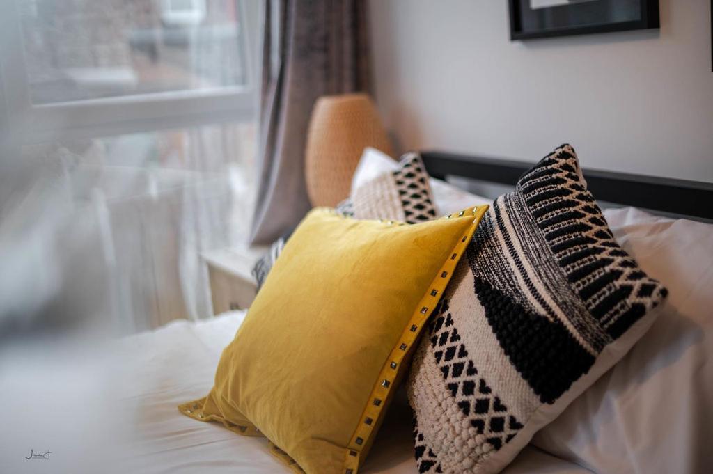 Air Host And Stay - Apartment 5 Broadhurst Court Sleeps 6 Minutes From Town Centre Stockport Exterior photo