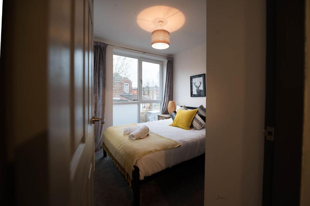 Air Host And Stay - Apartment 5 Broadhurst Court Sleeps 6 Minutes From Town Centre Stockport Exterior photo