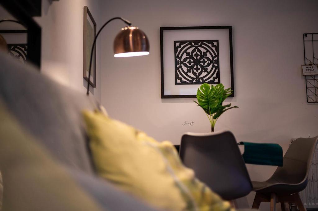 Air Host And Stay - Apartment 5 Broadhurst Court Sleeps 6 Minutes From Town Centre Stockport Exterior photo