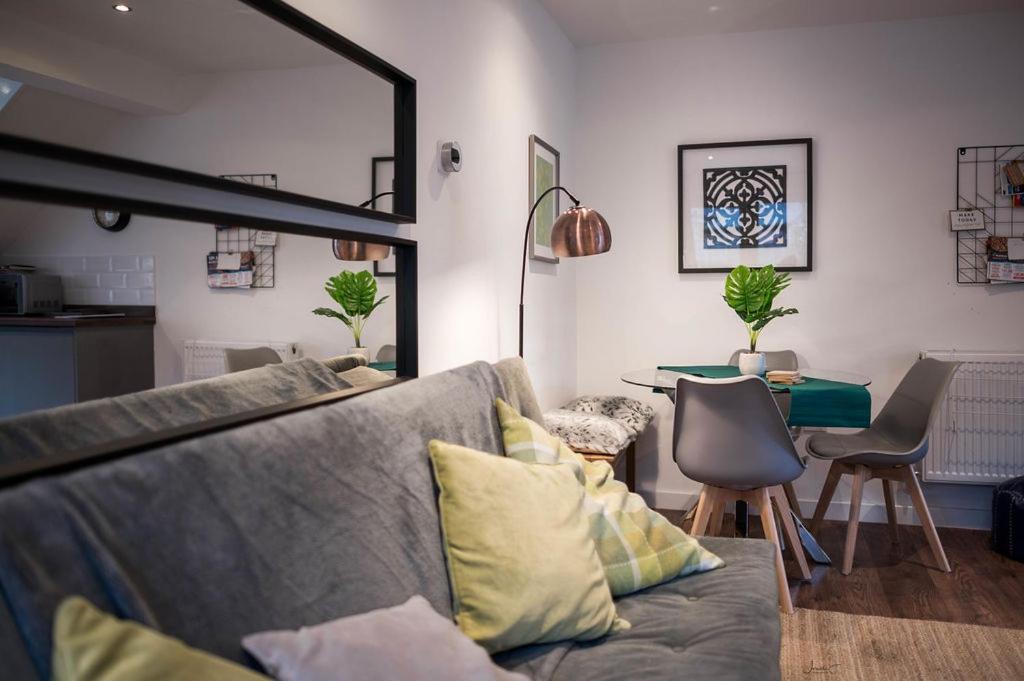 Air Host And Stay - Apartment 5 Broadhurst Court Sleeps 6 Minutes From Town Centre Stockport Exterior photo